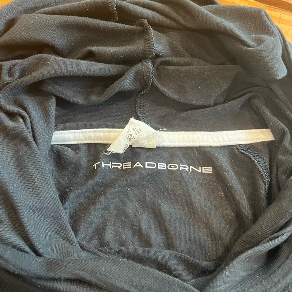 (513) UNDER ARMOUR TOP - Picture 4 of 6